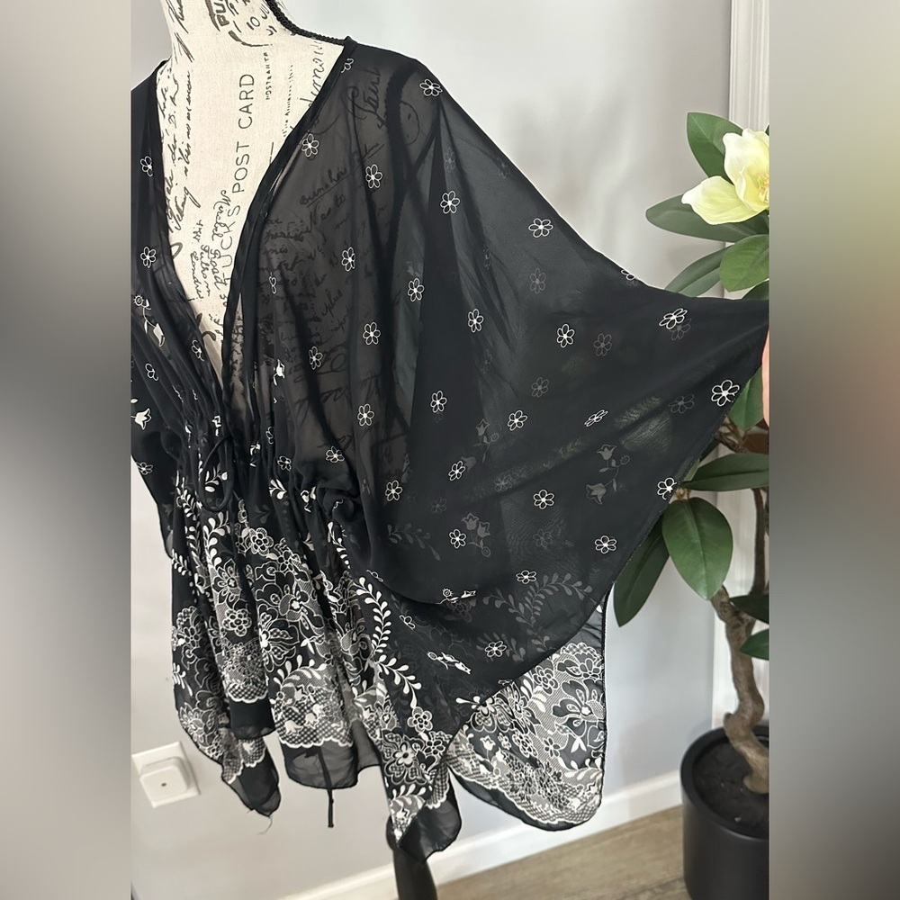🖤 Elegant Black Floral Kimono Cardigan - Gemeni 🖤 - Picture 4 of 12